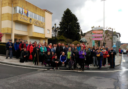Un total de 75 veciños e veciñas de Frades percorren a penúltima etapa do tramo galego do Camiño de Santiago: Arzúa – O Pino